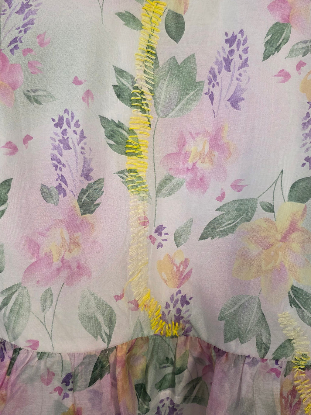 Camicia a balze con stampa floreale all-over in tonalità pastello