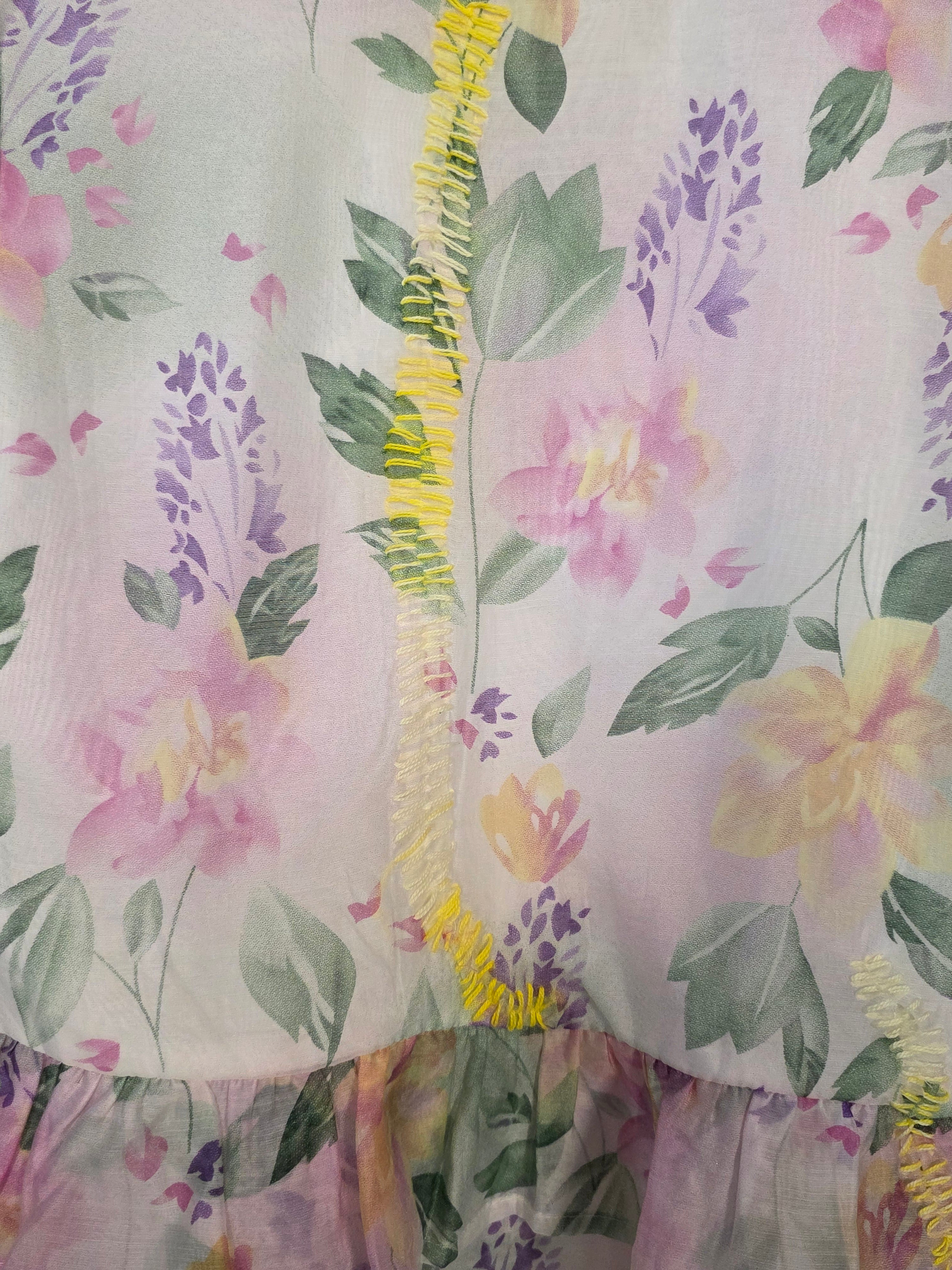 Camicia a balze con stampa floreale all-over in tonalità pastello