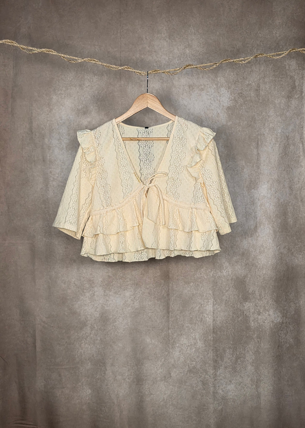 Camicia in pizzo con volant