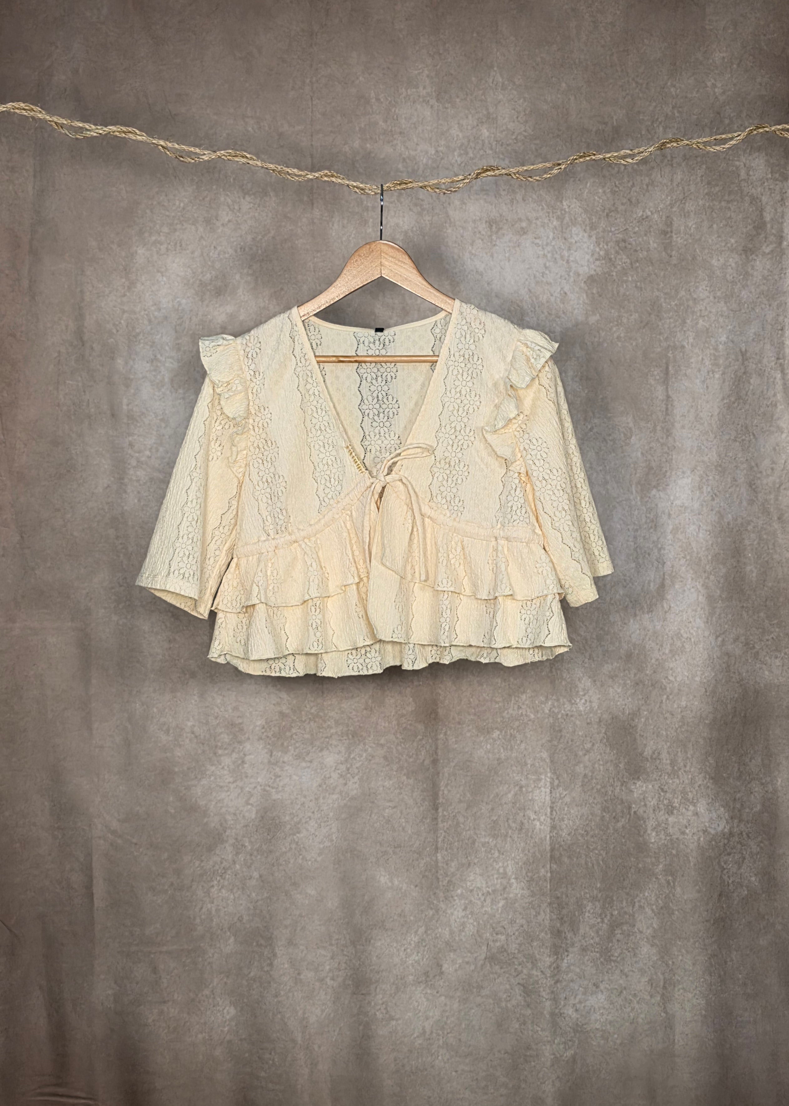 Camicia in pizzo con volant