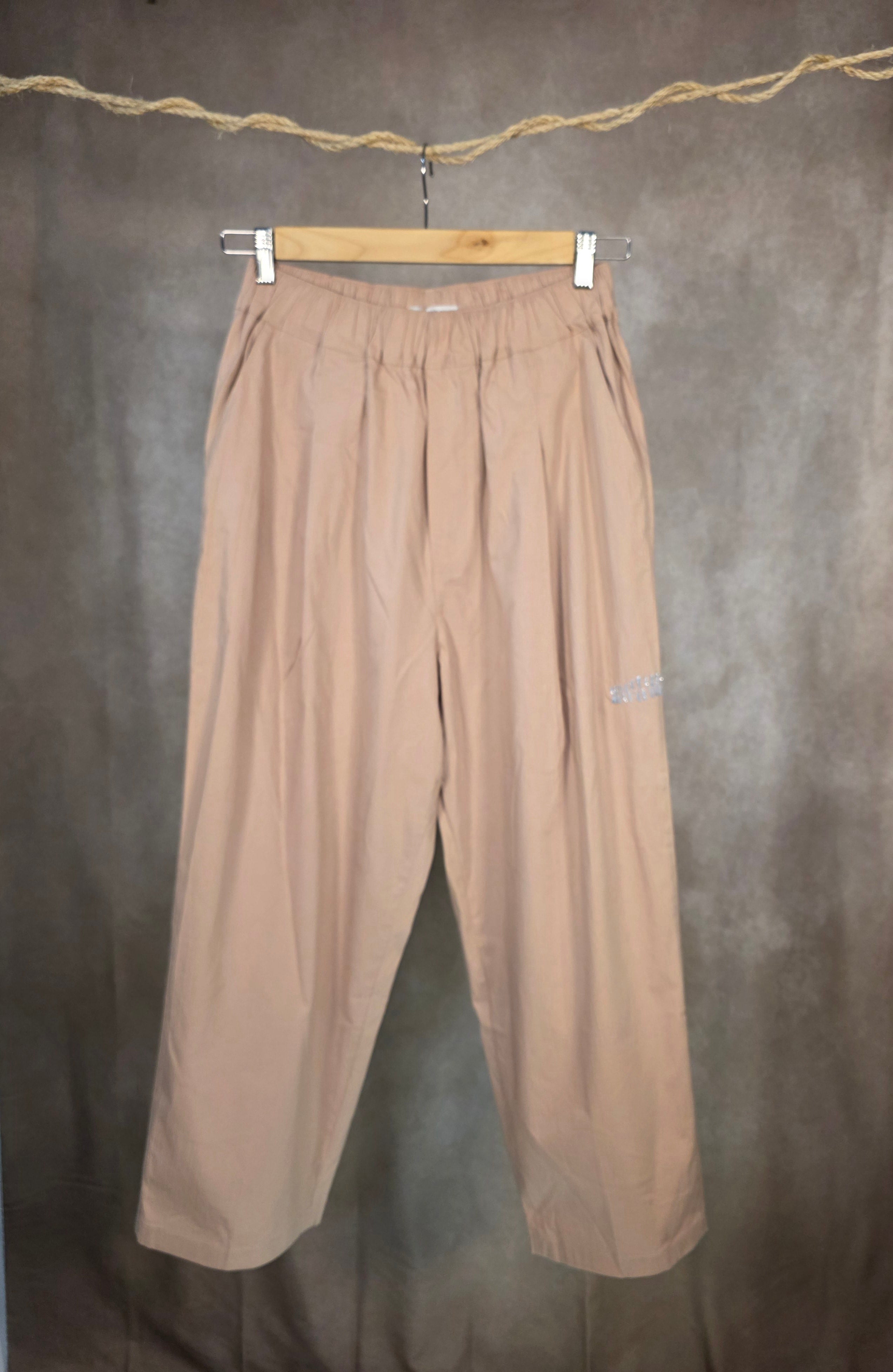 Pantaloni a vita elastica con coulisse e pieghe frontali
