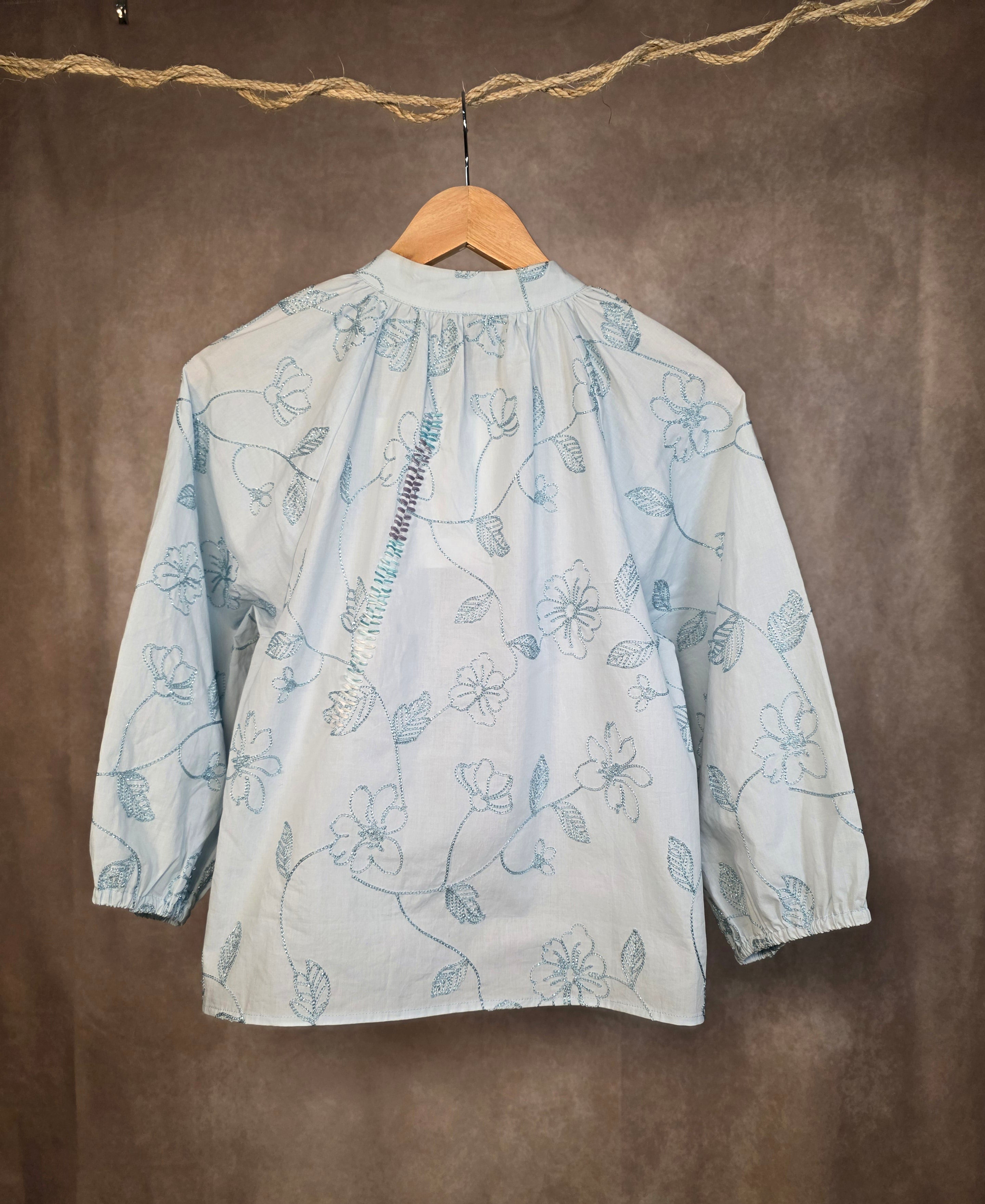 Camicia ricamata floreale