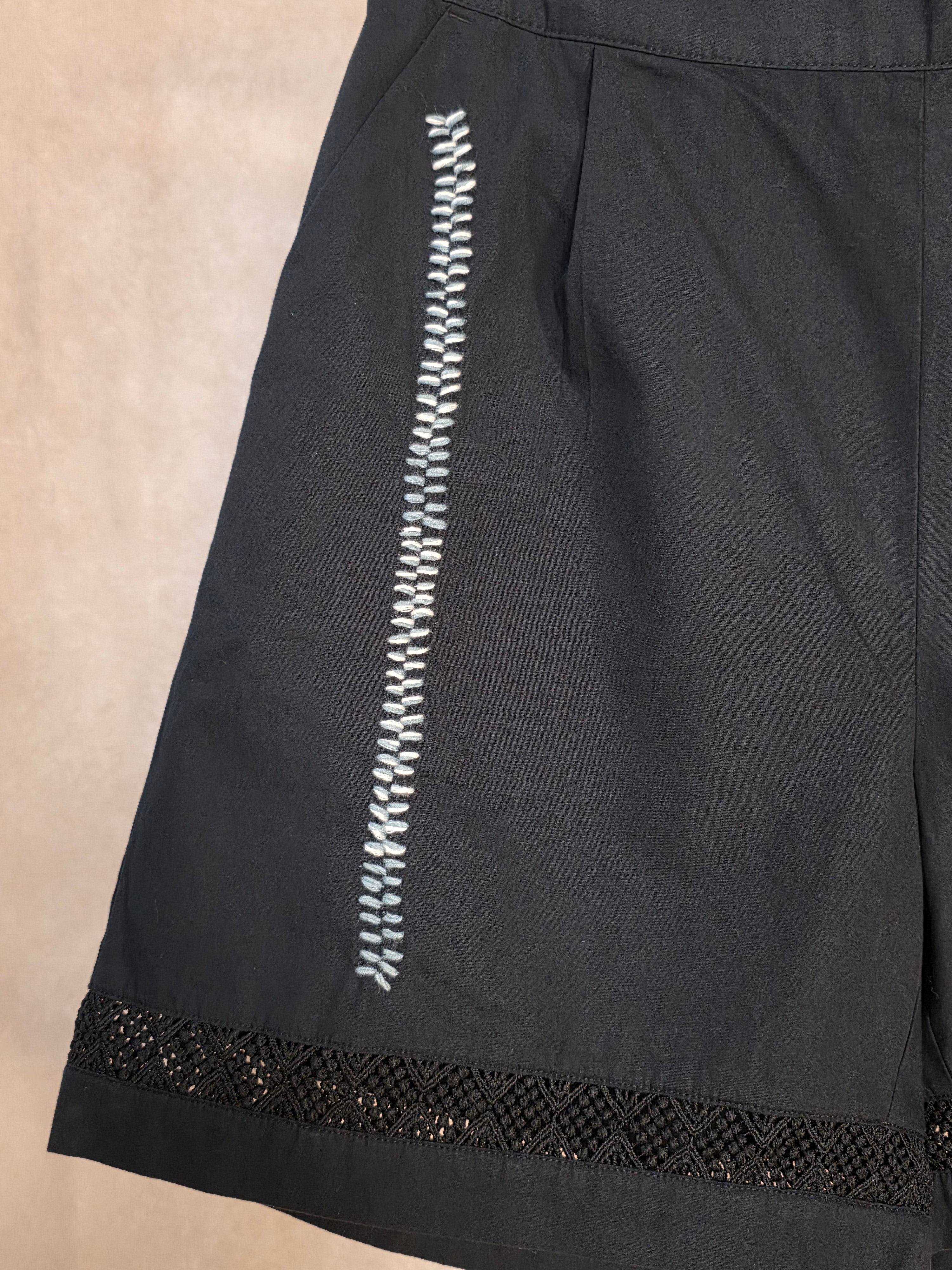 Shorts neri in cotone con bordo in pizzo