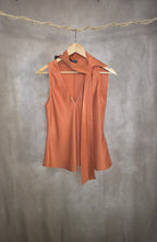 Top satinato con fiocco