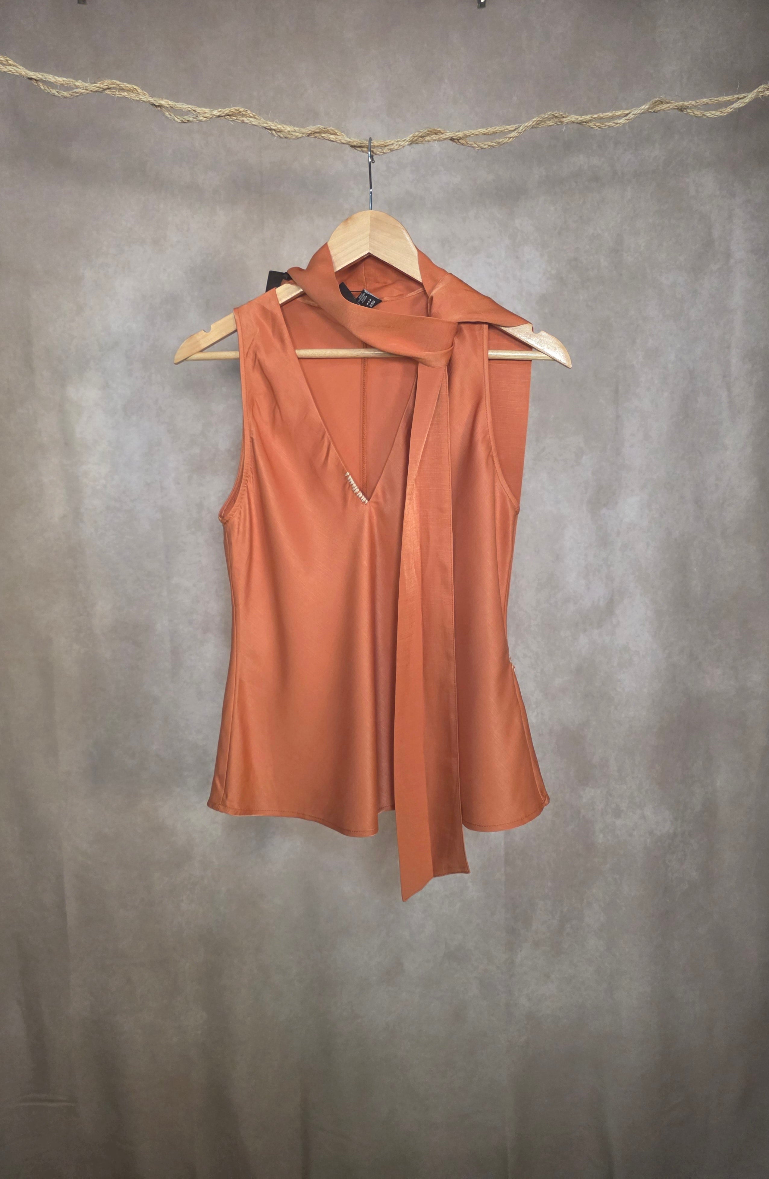 Top satinato con fiocco
