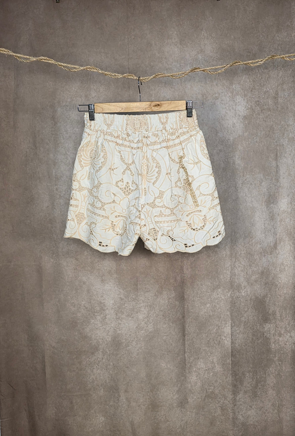 Pantaloncini con ricamo in sangallo
