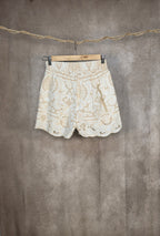 Pantaloncini con ricamo in sangallo