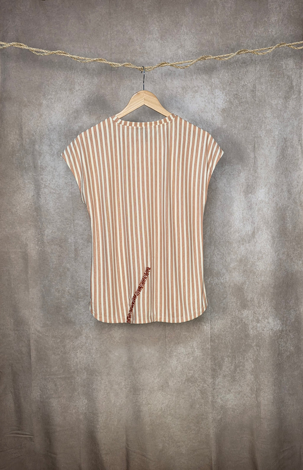 Top gessato con bottoni