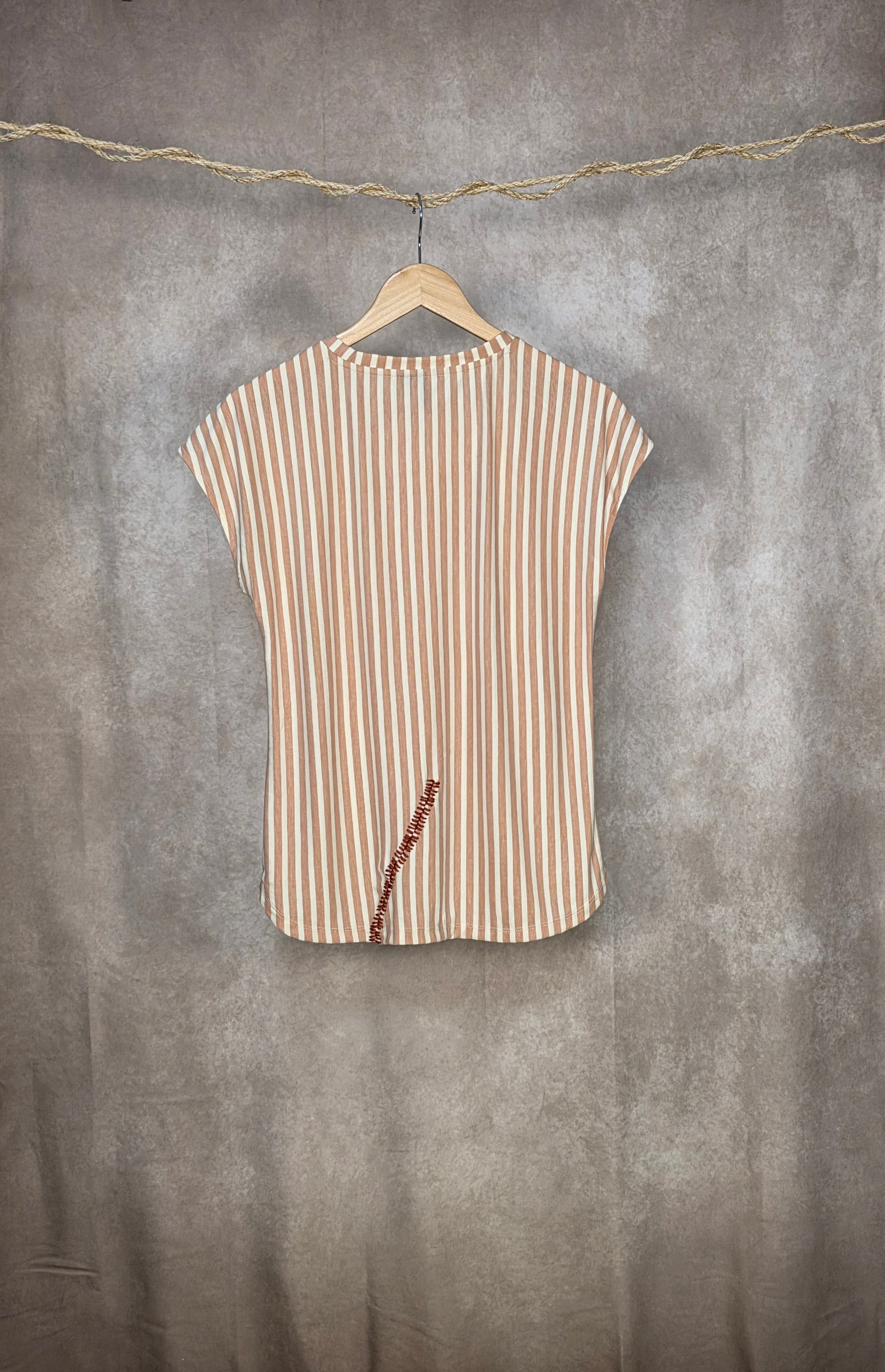 Top gessato con bottoni