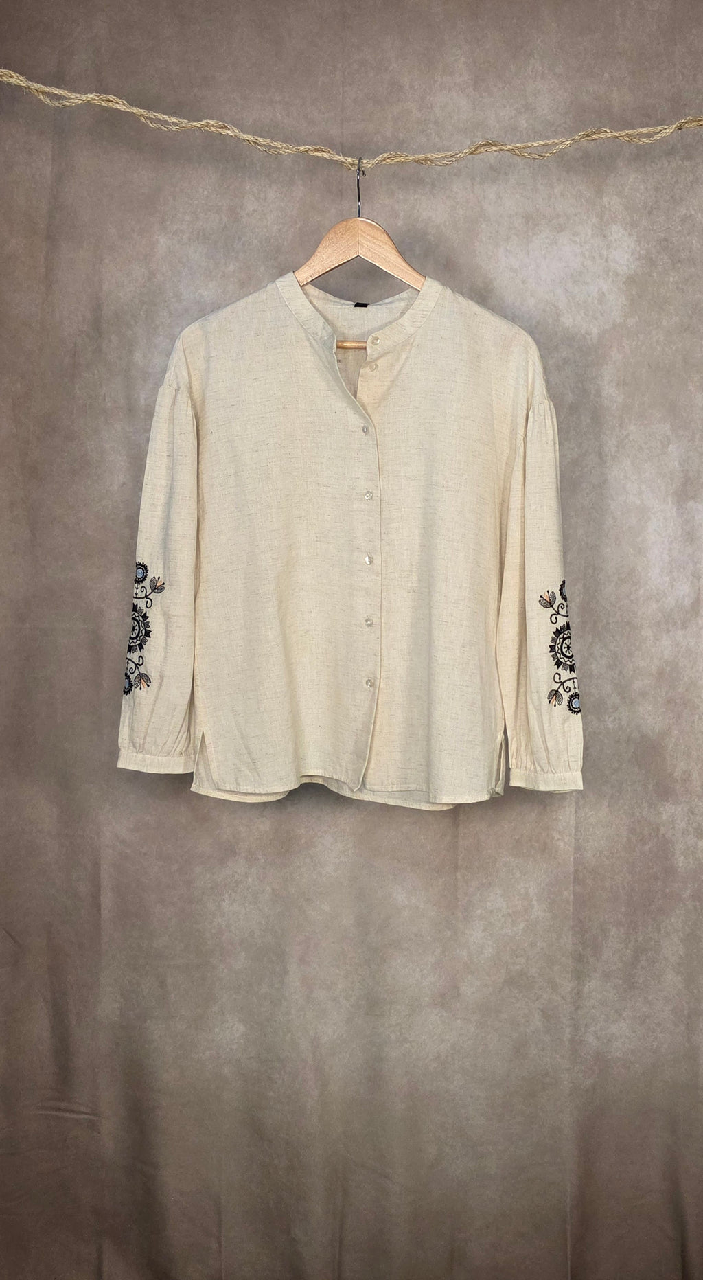 Camicia in misto cotone e lino con ricami sulle maniche