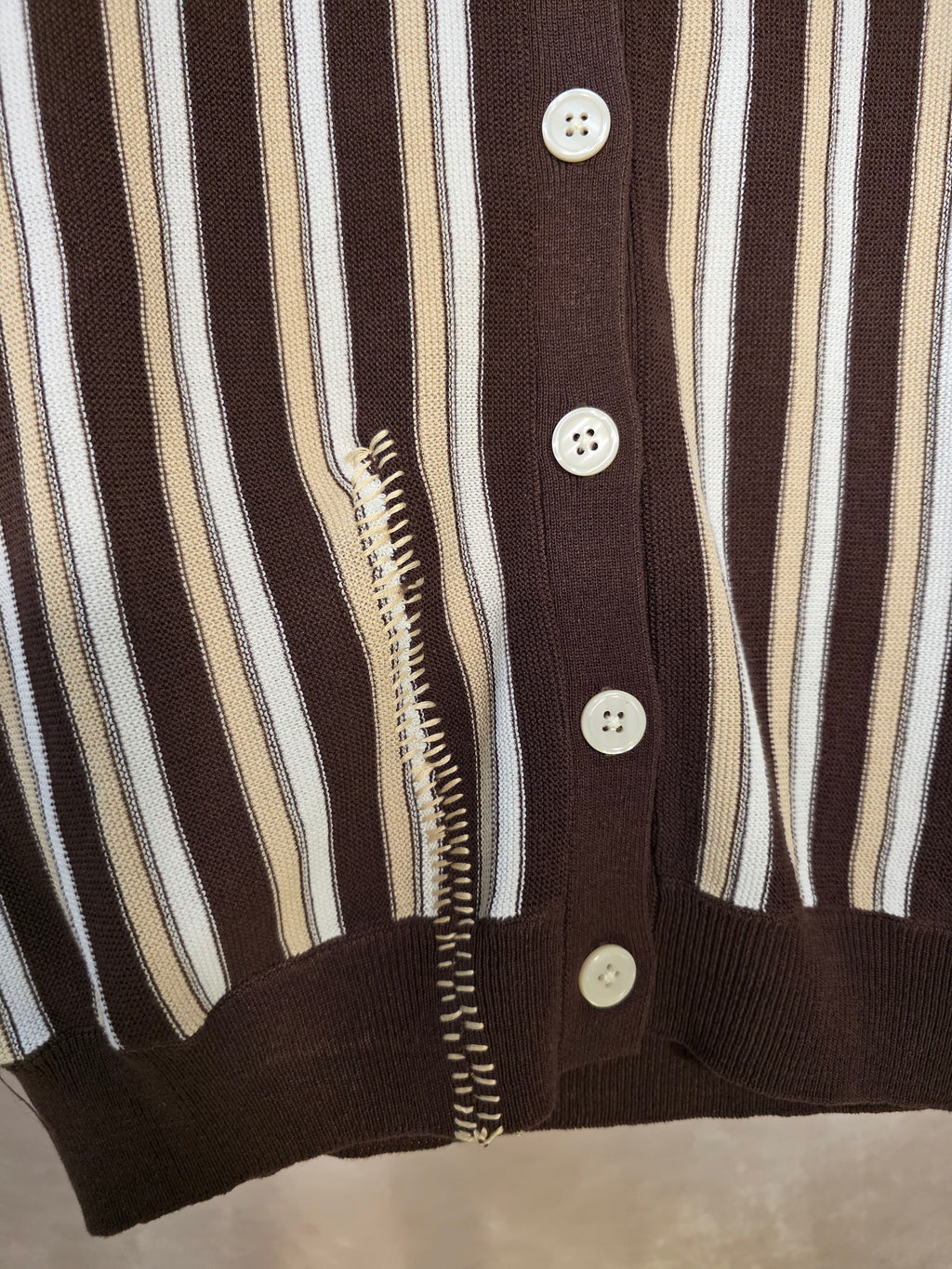 Top a righe con collo a polo