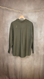 Camicia oversize verde oliva con maniche lunghe e colletto classico