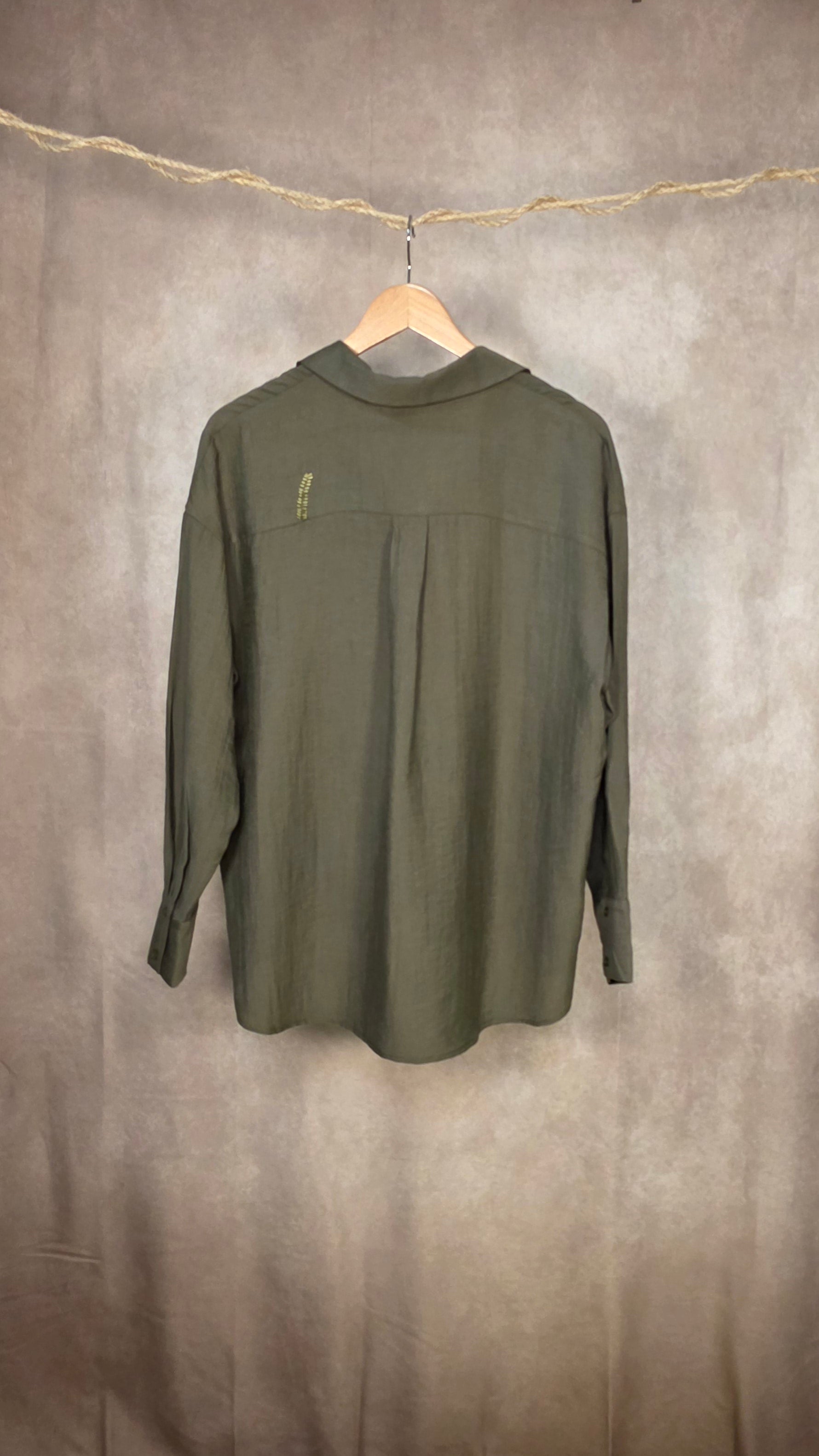 Camicia oversize verde oliva con maniche lunghe e colletto classico