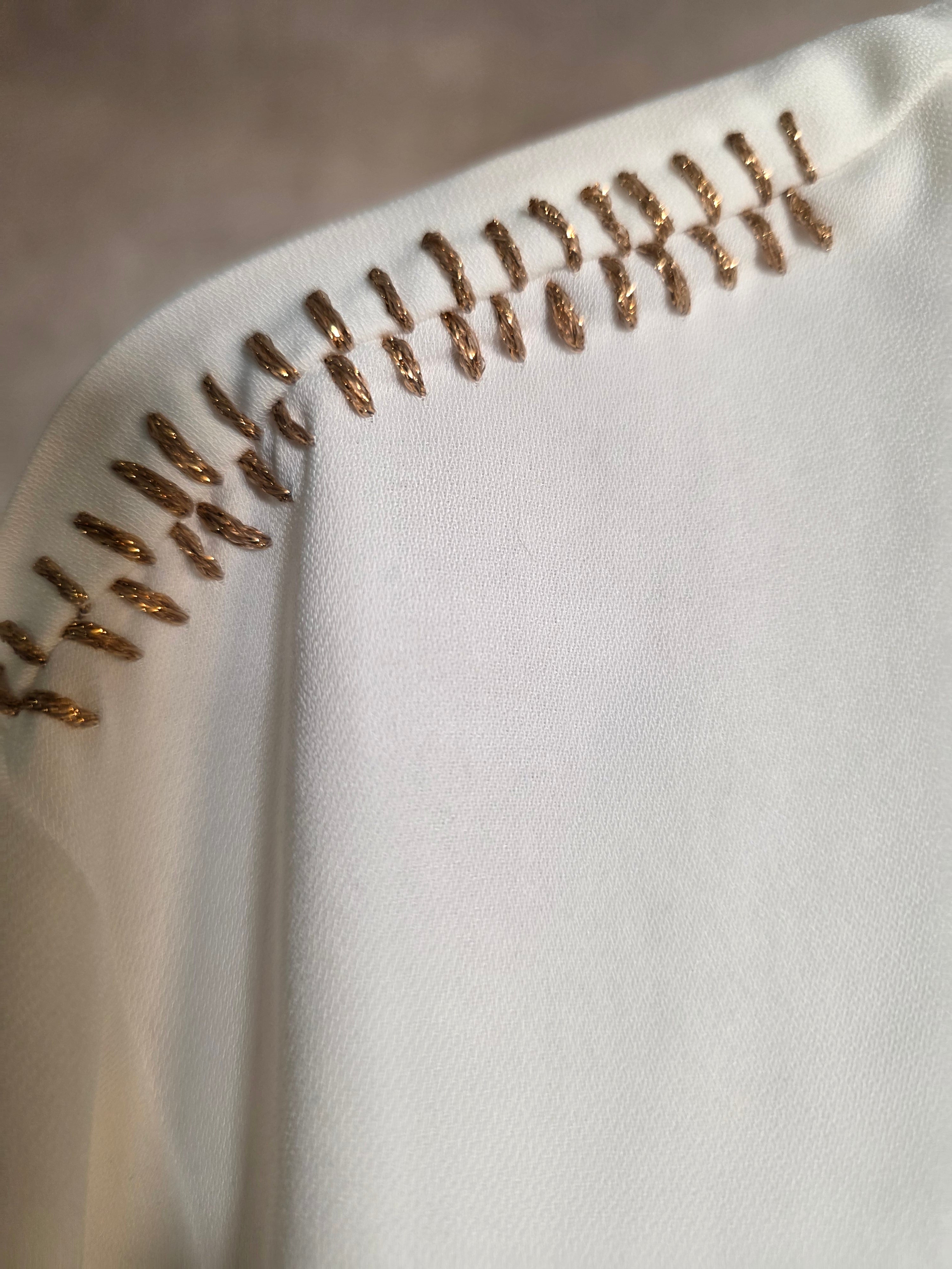 Camicia con colletto impreziosito da micro perle