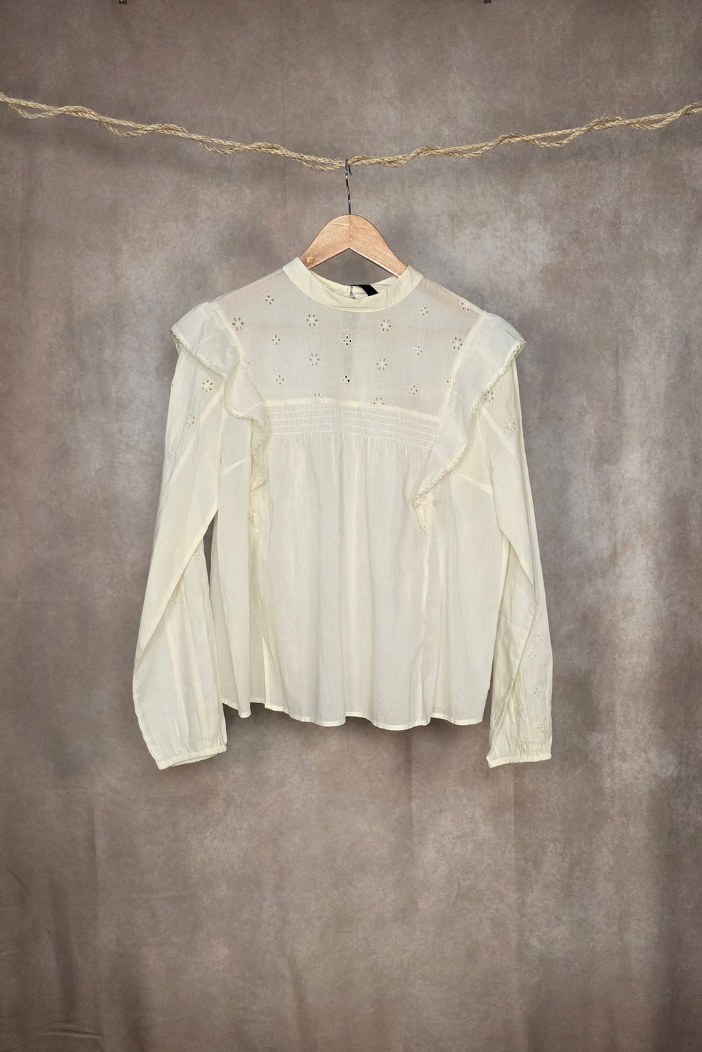 Camicia con ricamo sangallo e volant
