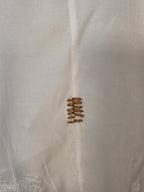 Camicia bianca a maniche lunghe con orlo in pizzo