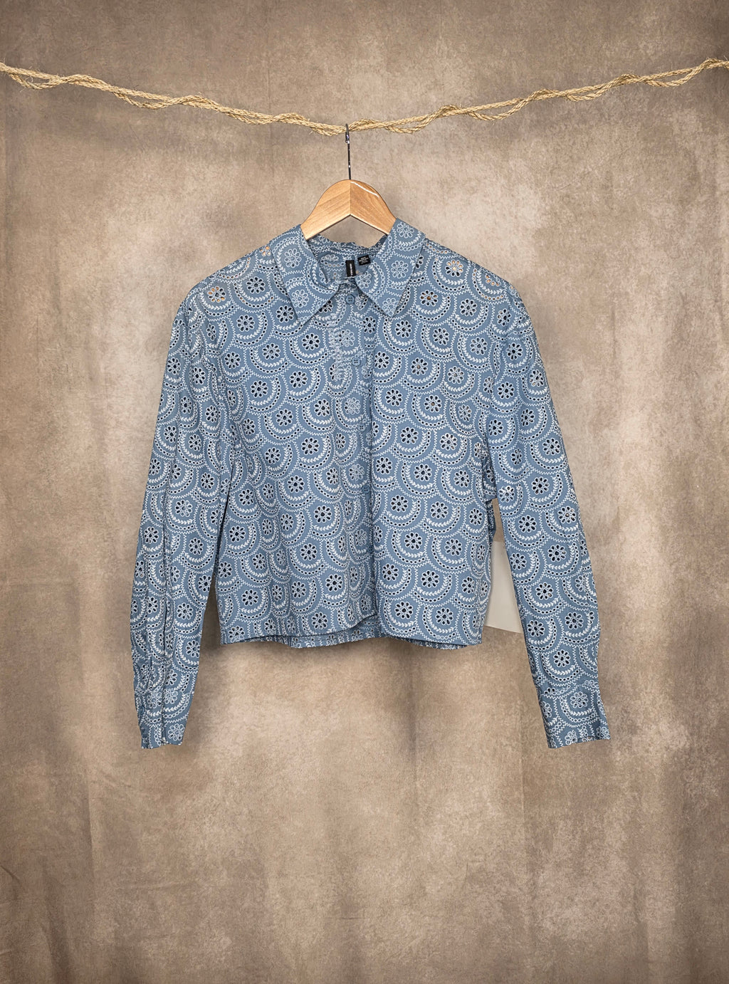 Camicia azzurra in puro cotone sangallo