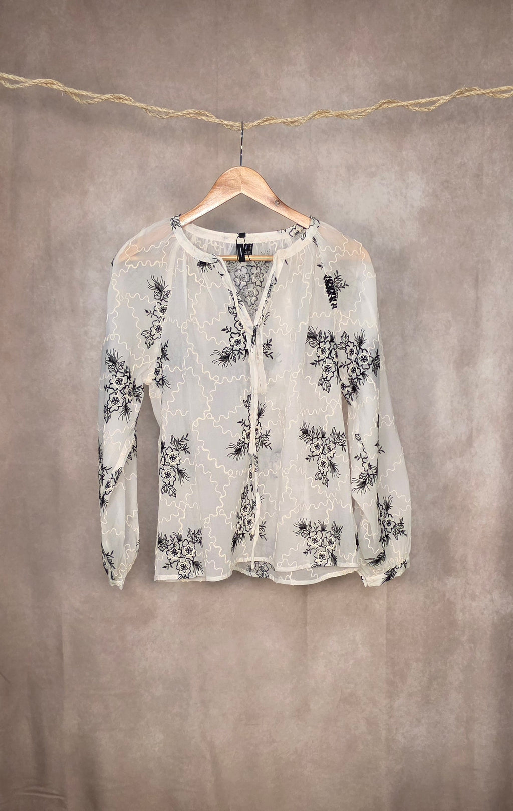 Camicia con ricami floreali neri