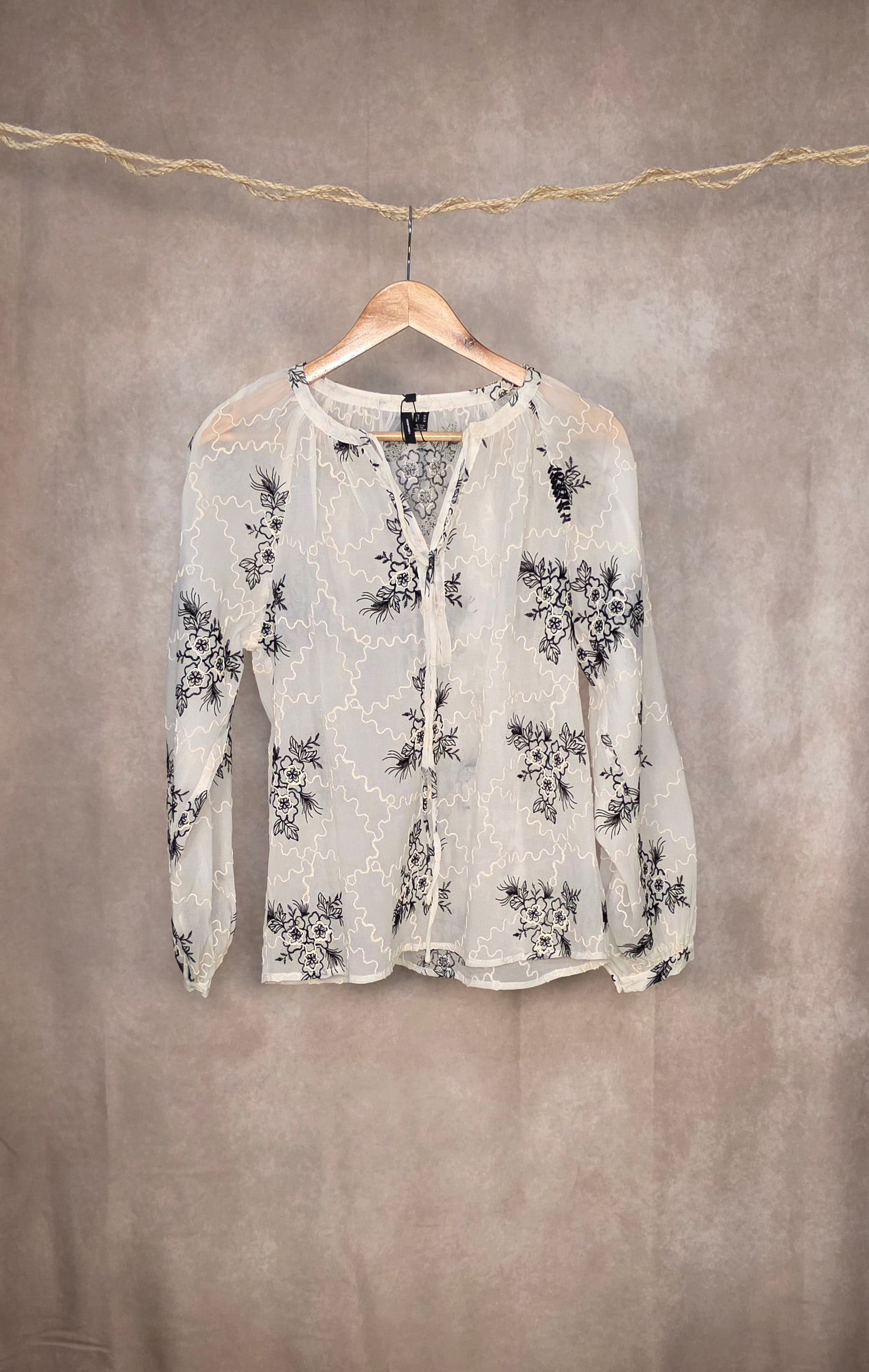 Camicia con ricami floreali neri