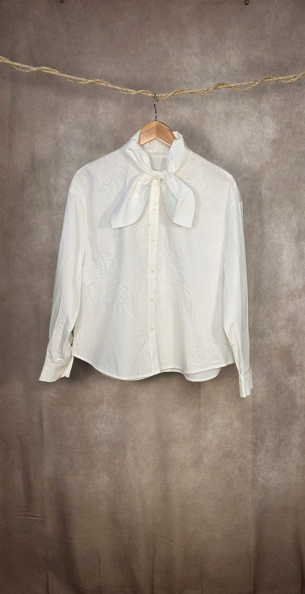 Camicia in cotone con collo a fiocco