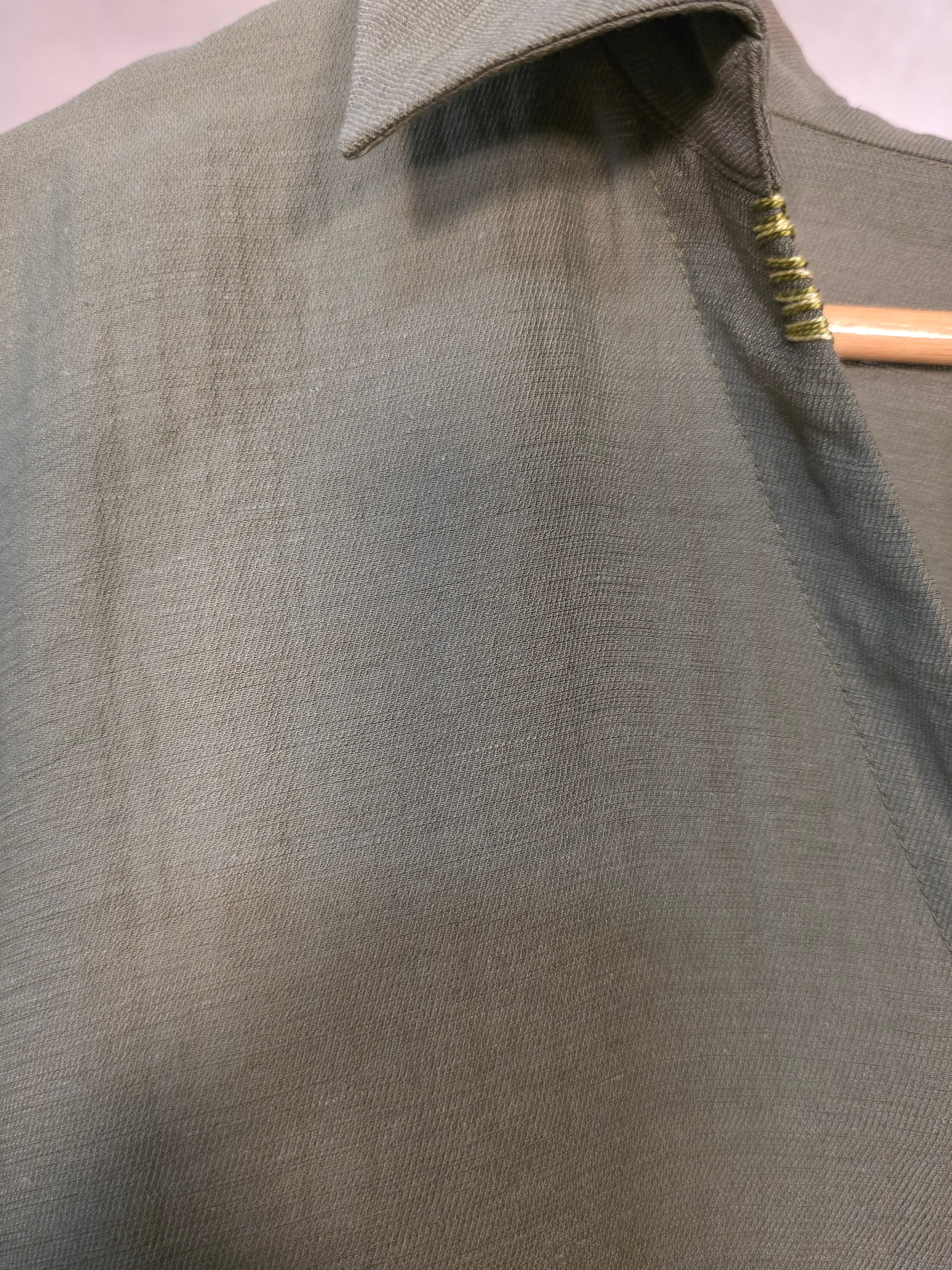 Camicia oversize verde oliva con maniche lunghe e colletto classico