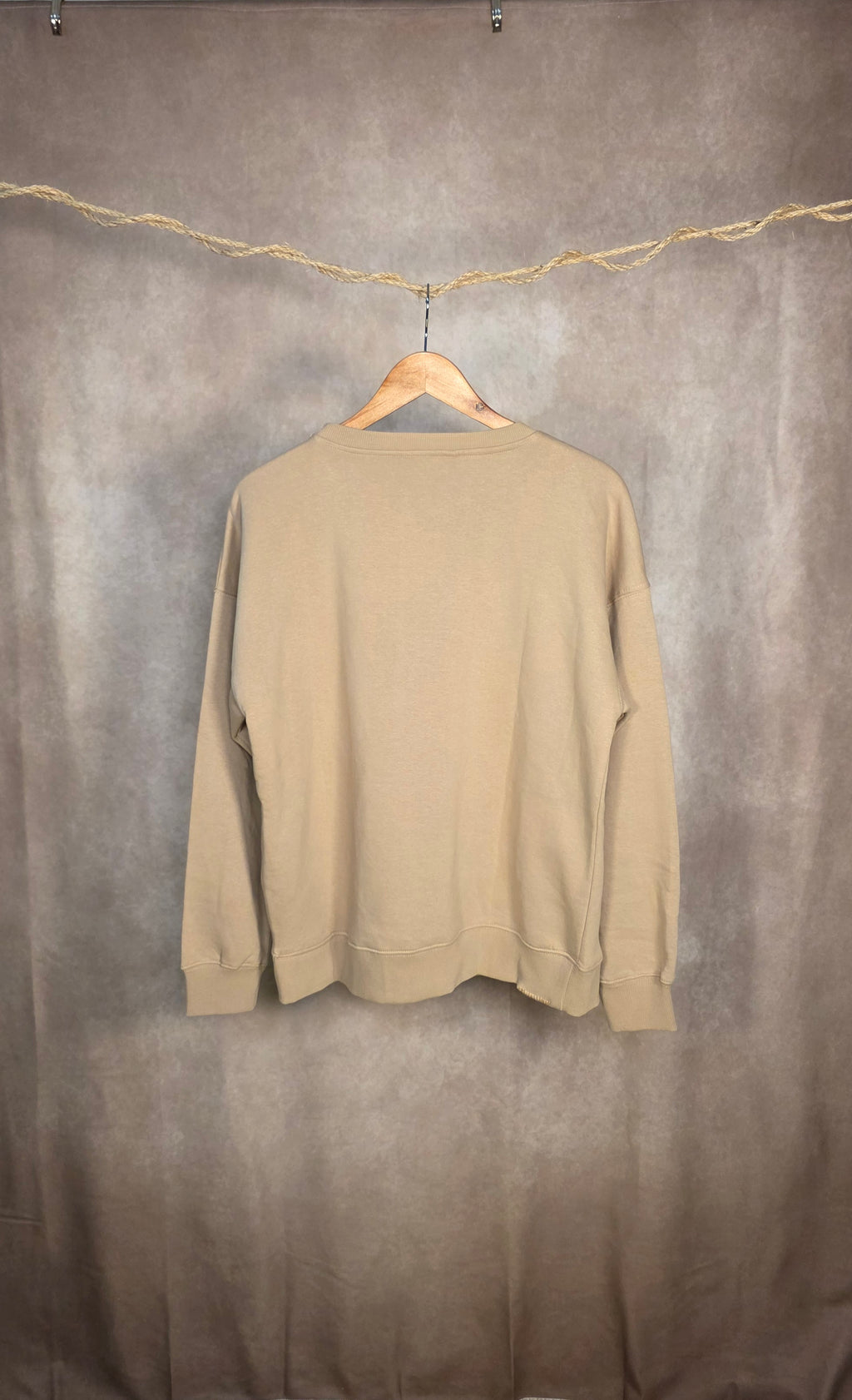 Felpa beige con grafica college