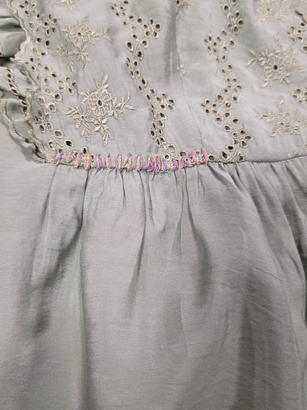Camicia smanicata in sangallo