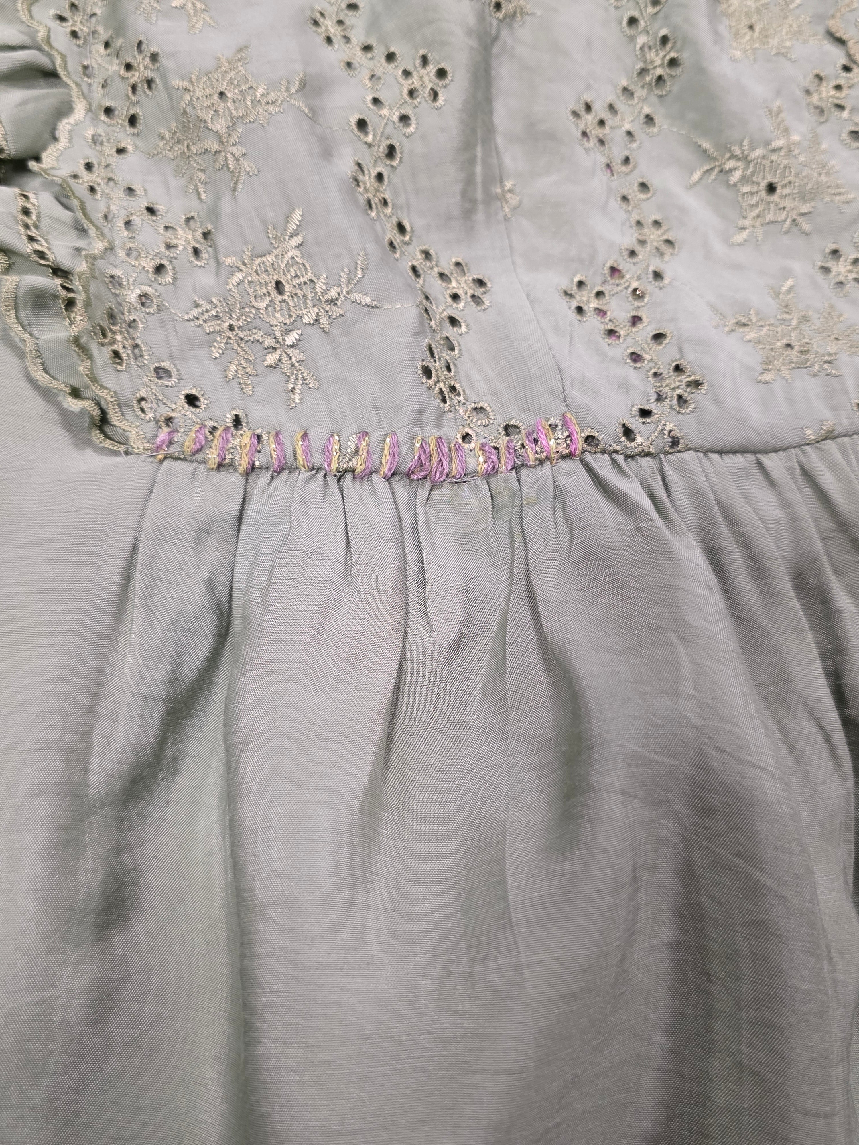 Camicia smanicata in sangallo