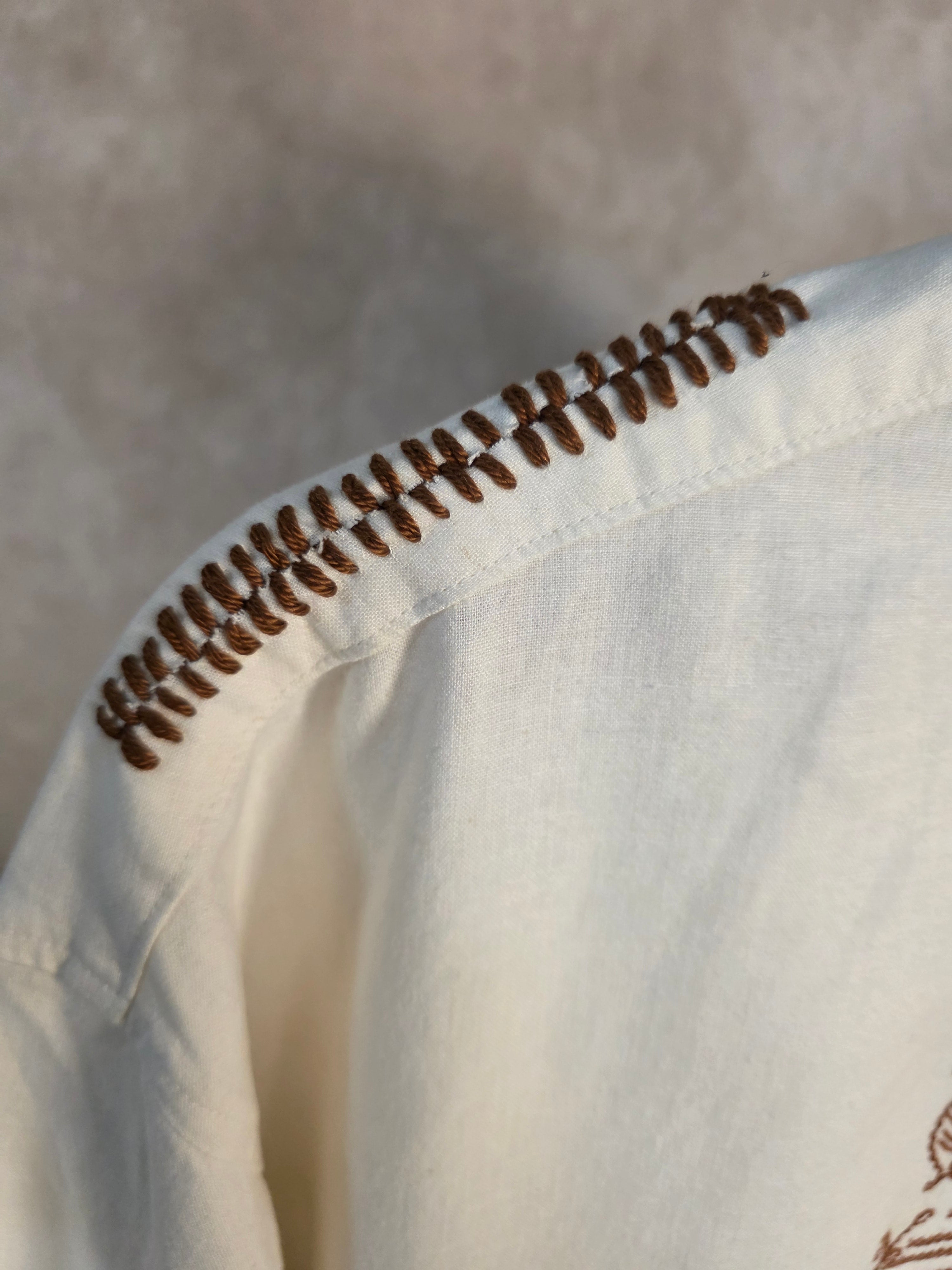 Camicia ricamata con motivi floreali