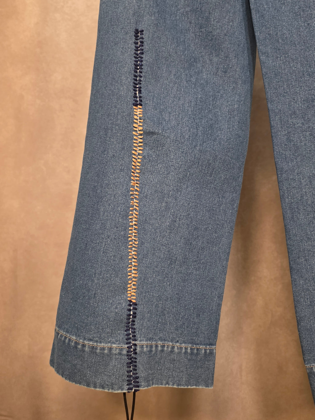 Jeans a gamba larga con lacci intrecciati