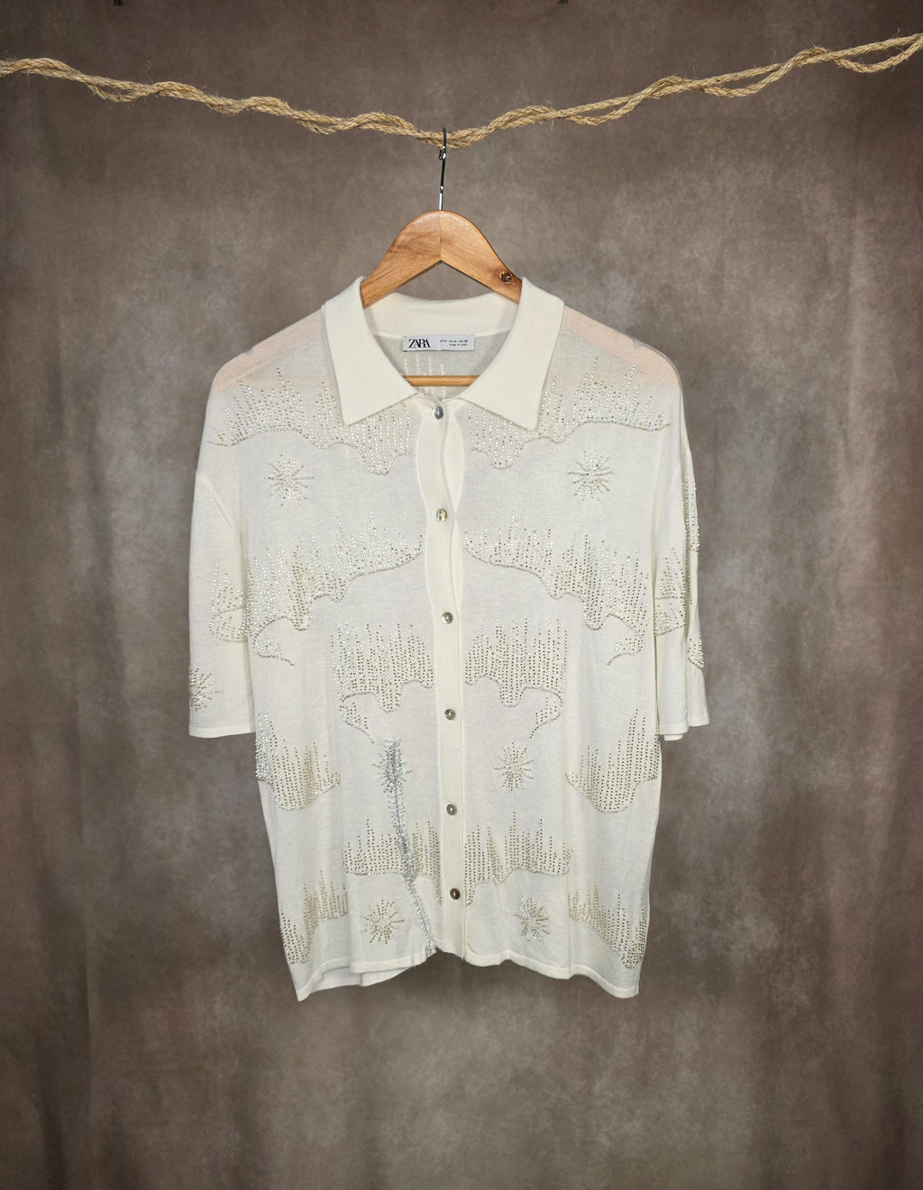 Camicia impreziosita con ricami di perline argentate