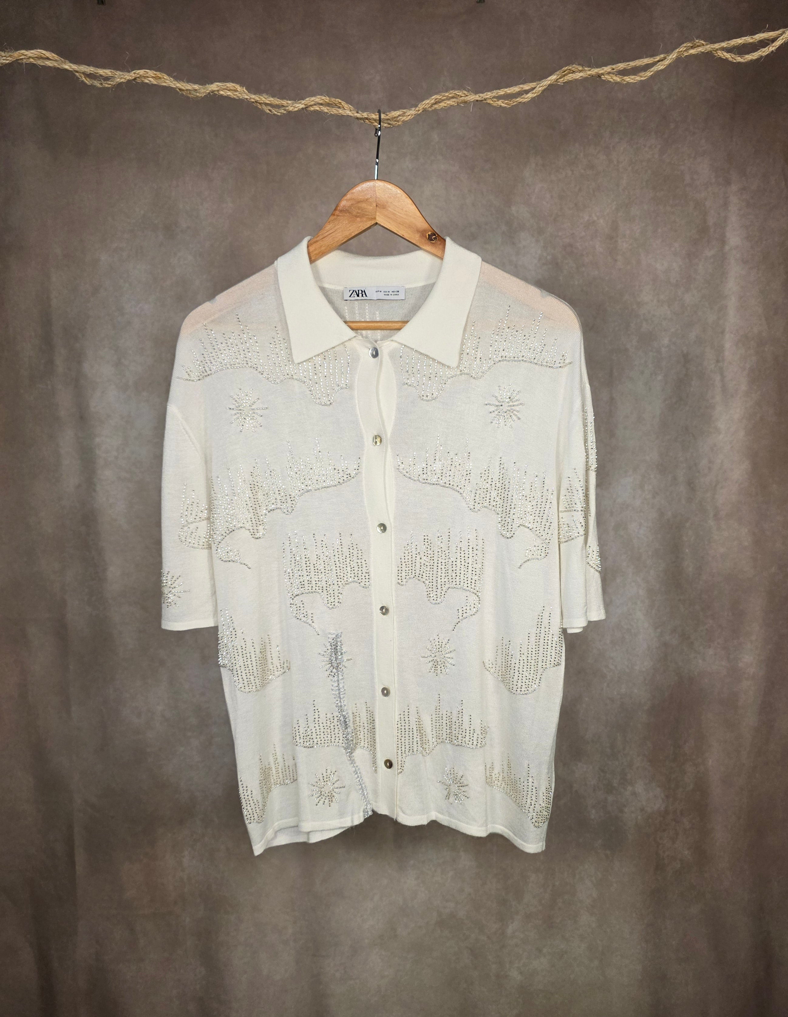 Camicia impreziosita con ricami di perline argentate