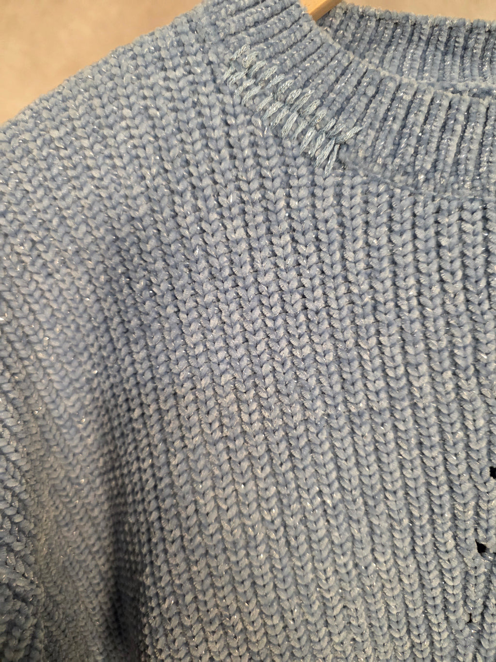 Maglione intrecciato con dettagli traforati