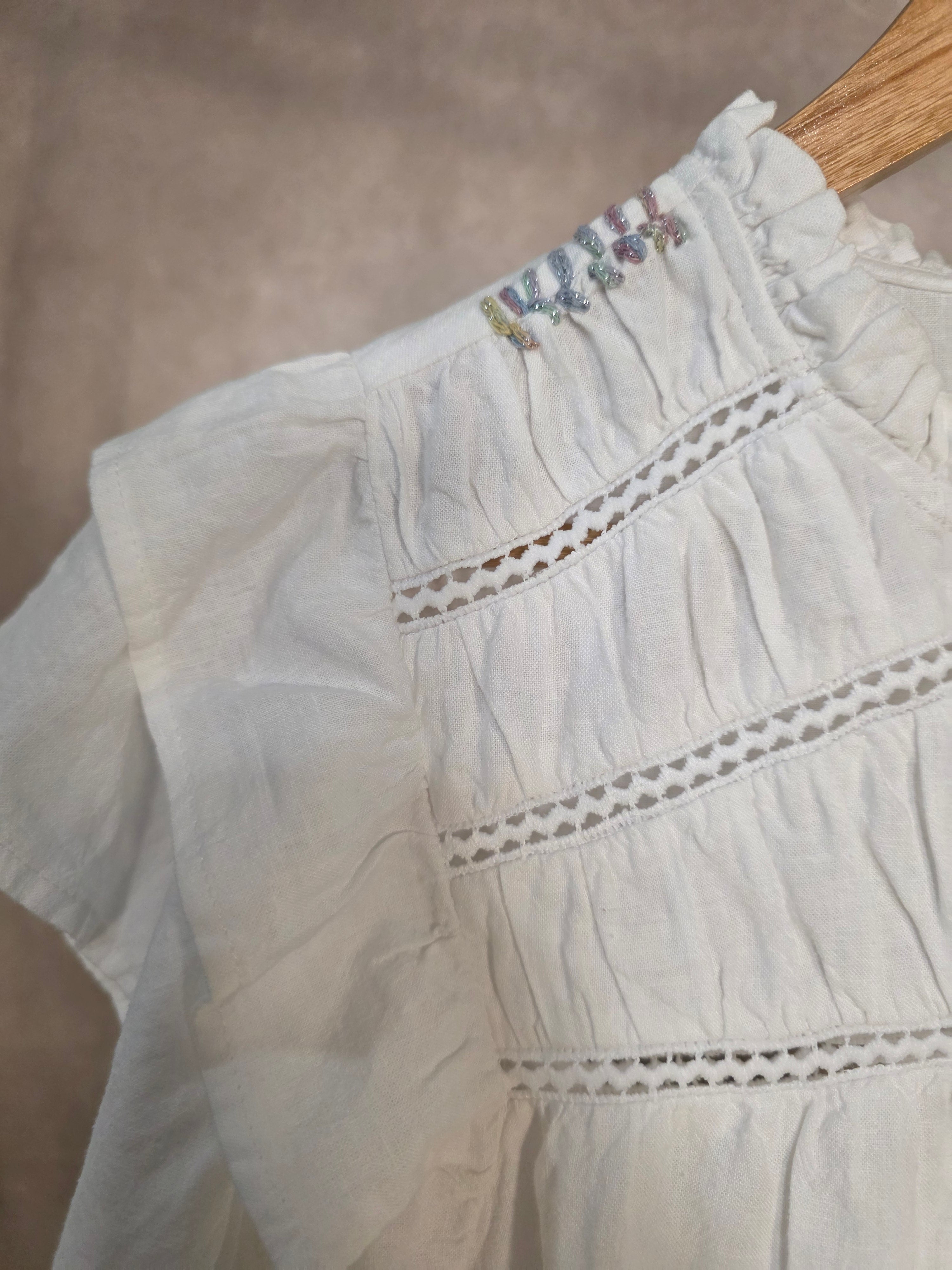 Camicia smanicata con volant in misto lino