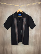 Camicia a colletto cubano e ricami verticali