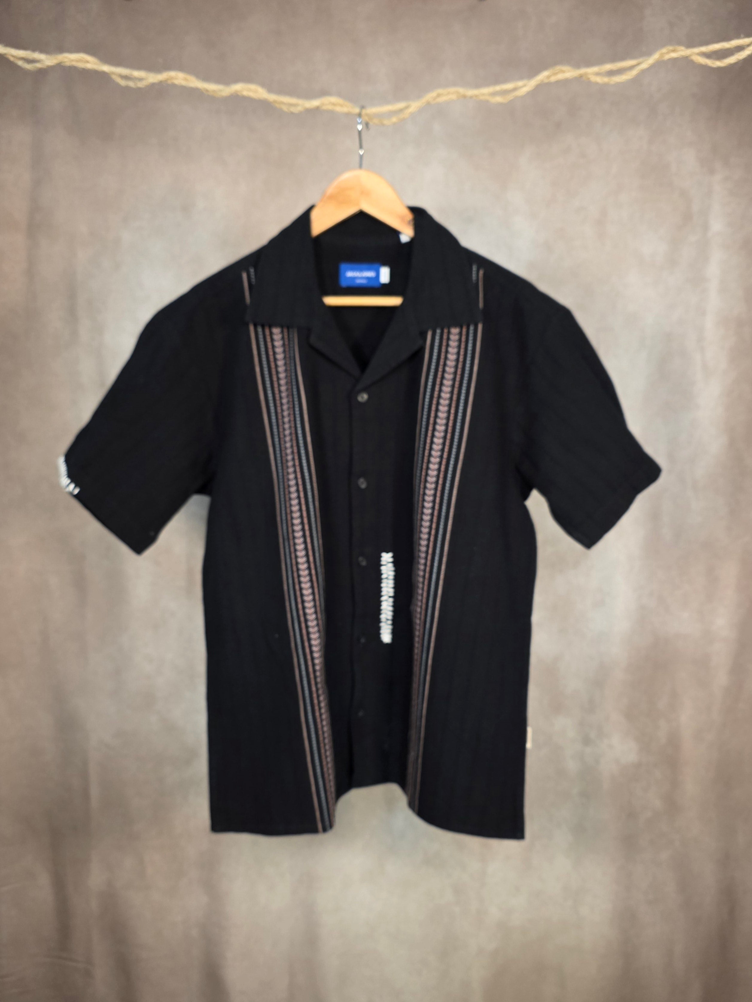 Camicia a colletto cubano e ricami verticali