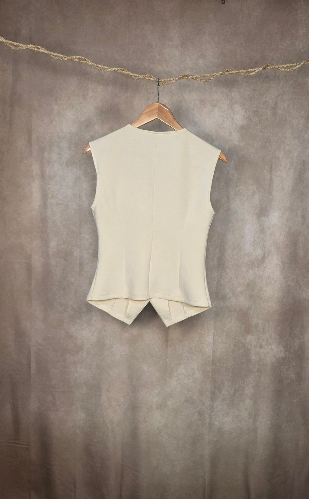 Gilet a scollo V con bottoni color avorio