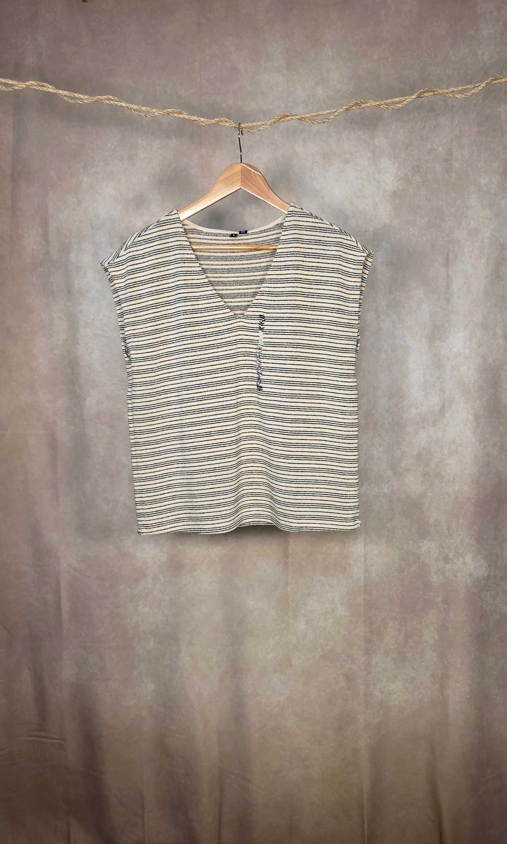 Top in maglia a scollo V smanicata