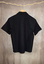 Camicia a colletto cubano e ricami verticali