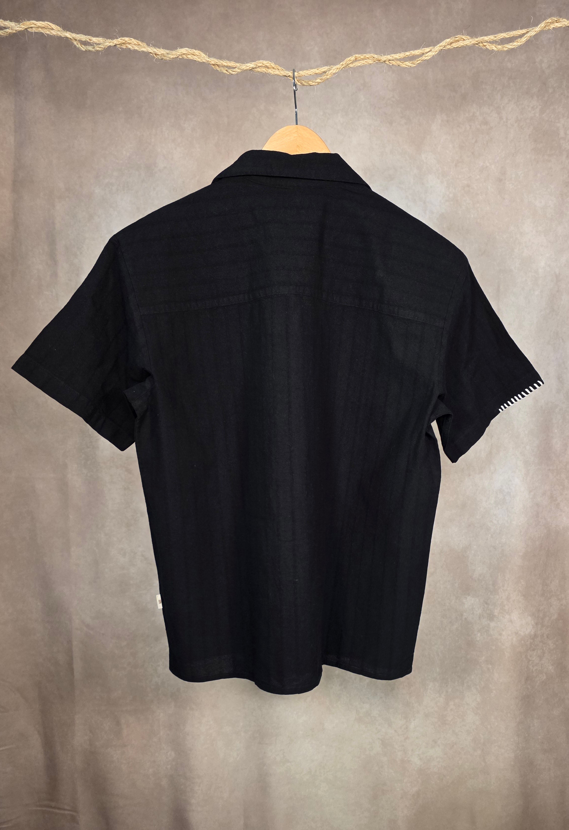 Camicia a colletto cubano e ricami verticali