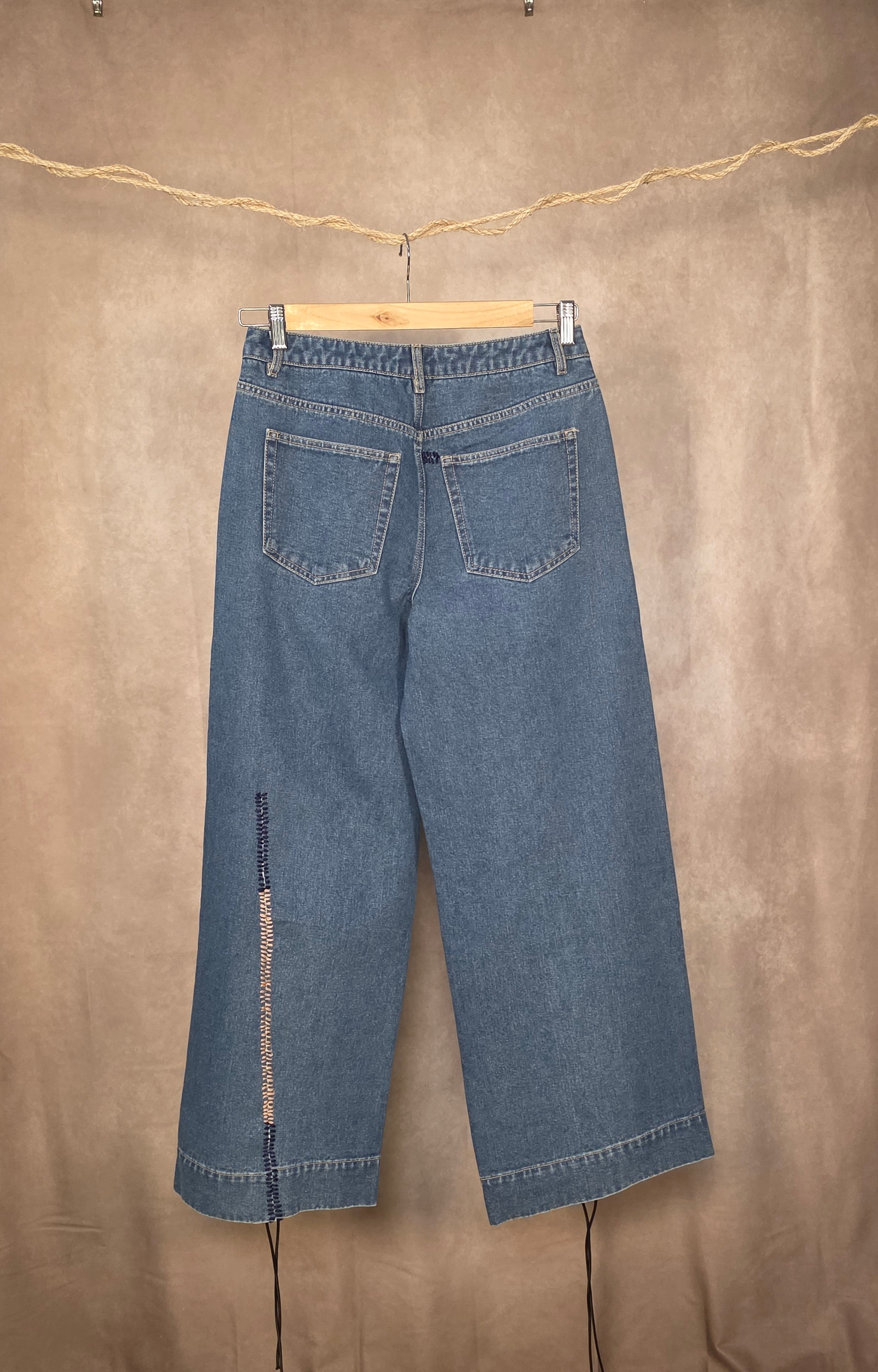 Jeans a gamba larga con lacci intrecciati