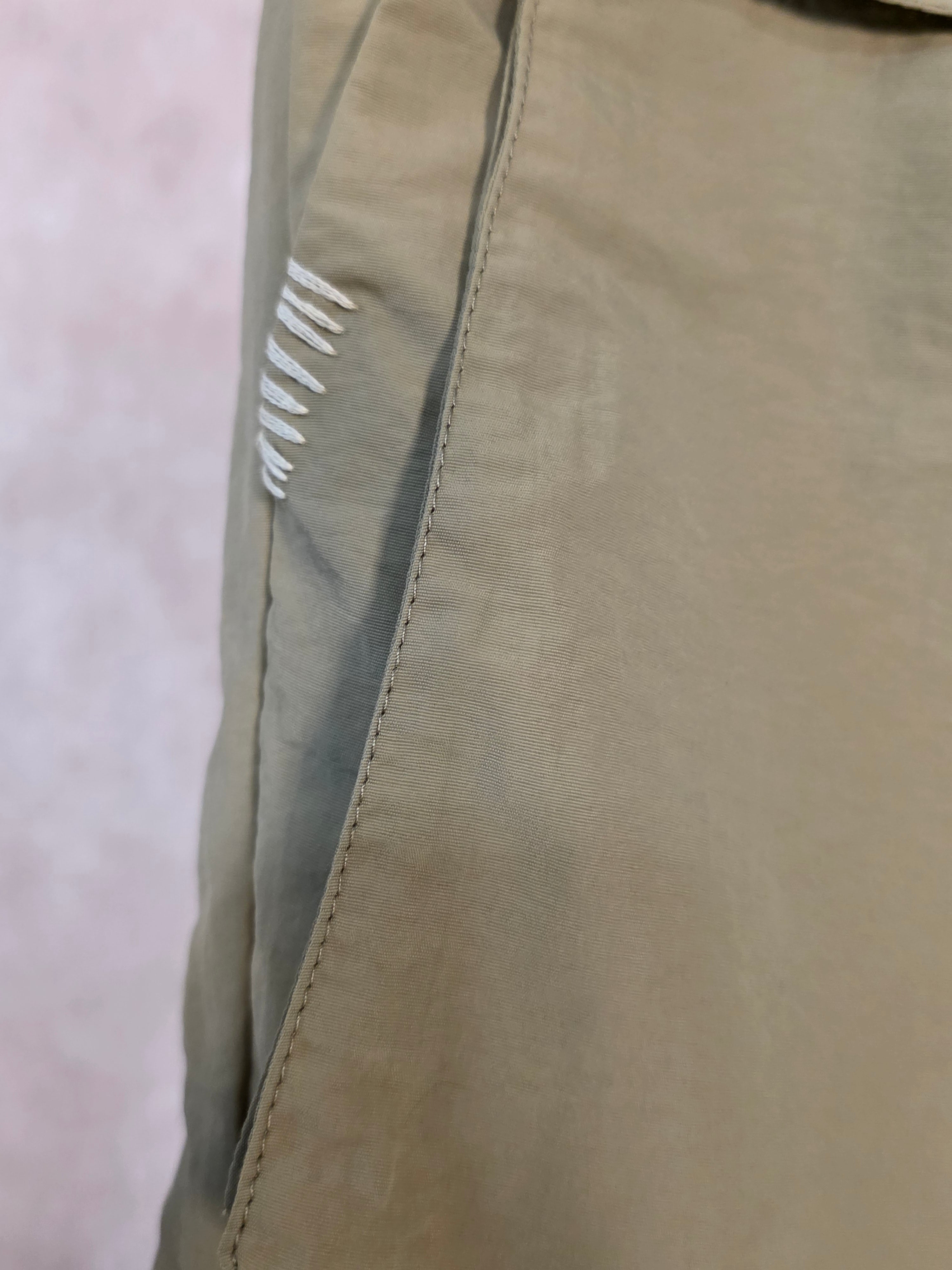 Pantaloni a vita alta con pieghe e tasca frontale applicabile