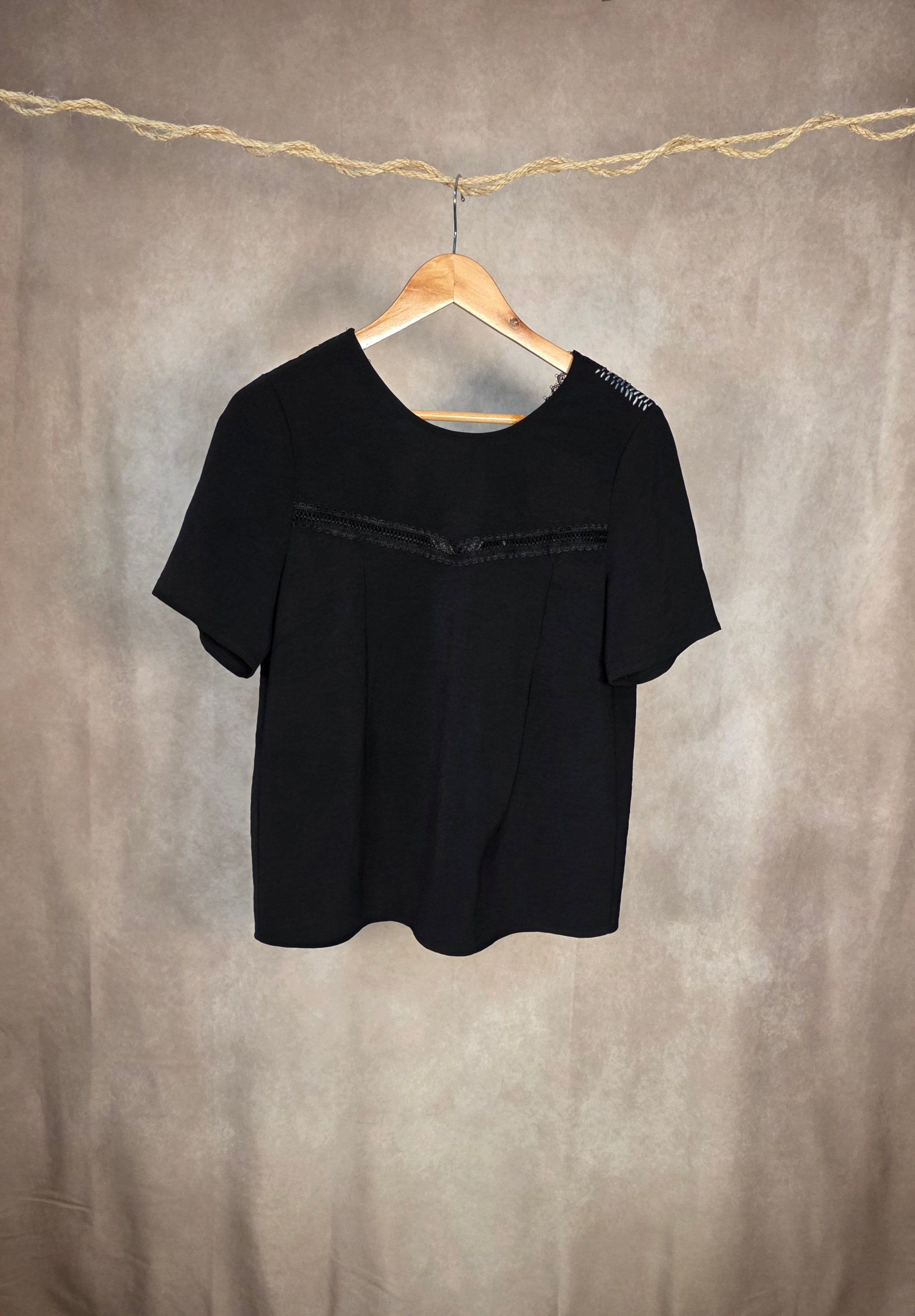 T-Shirt a scollo V in pizzo