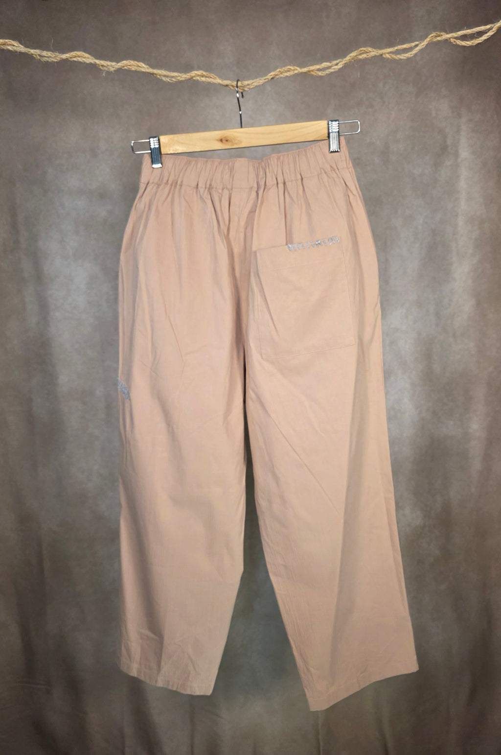 Pantaloni a vita elastica con coulisse e pieghe frontali