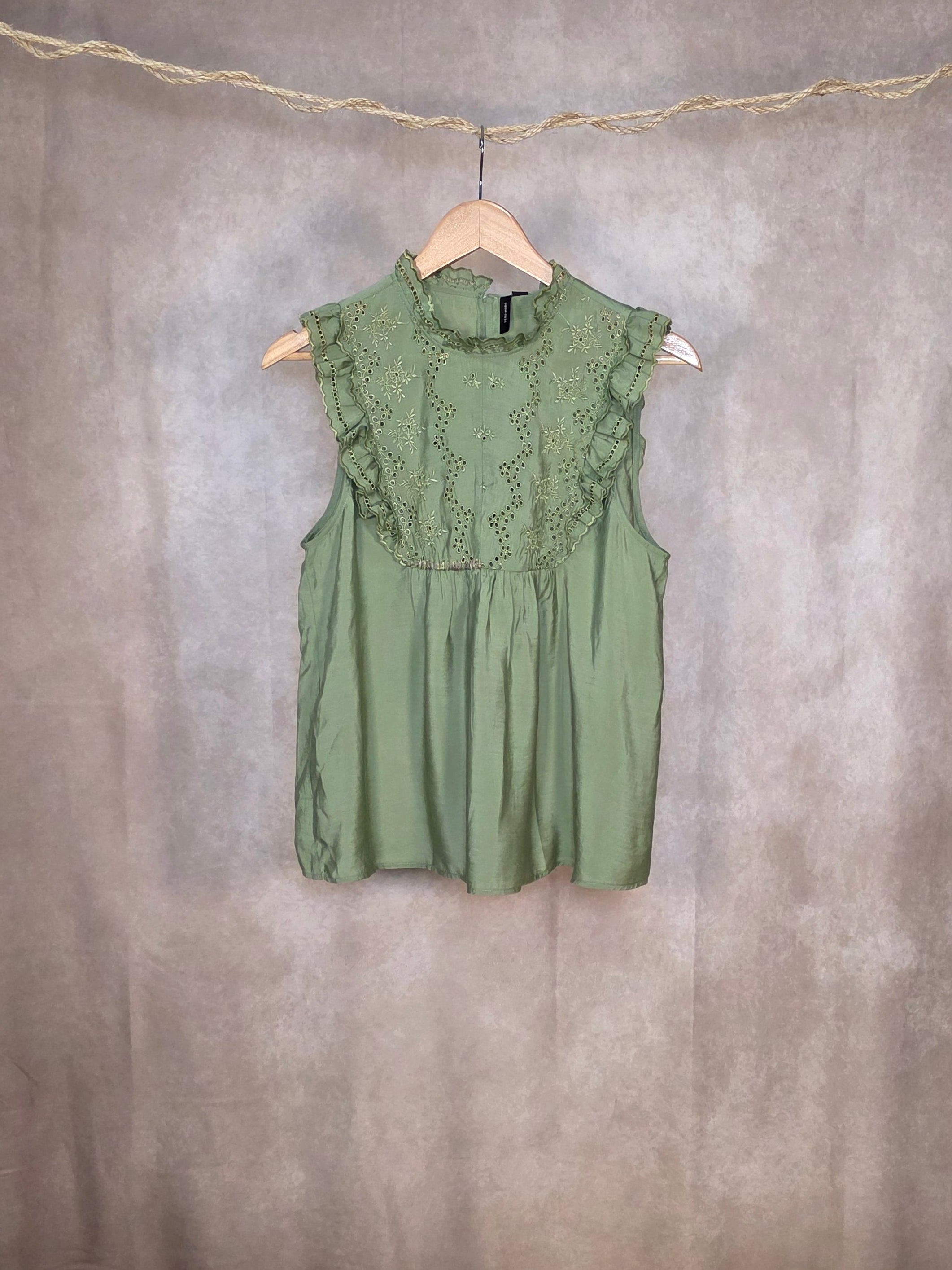Camicia smanicata in sangallo