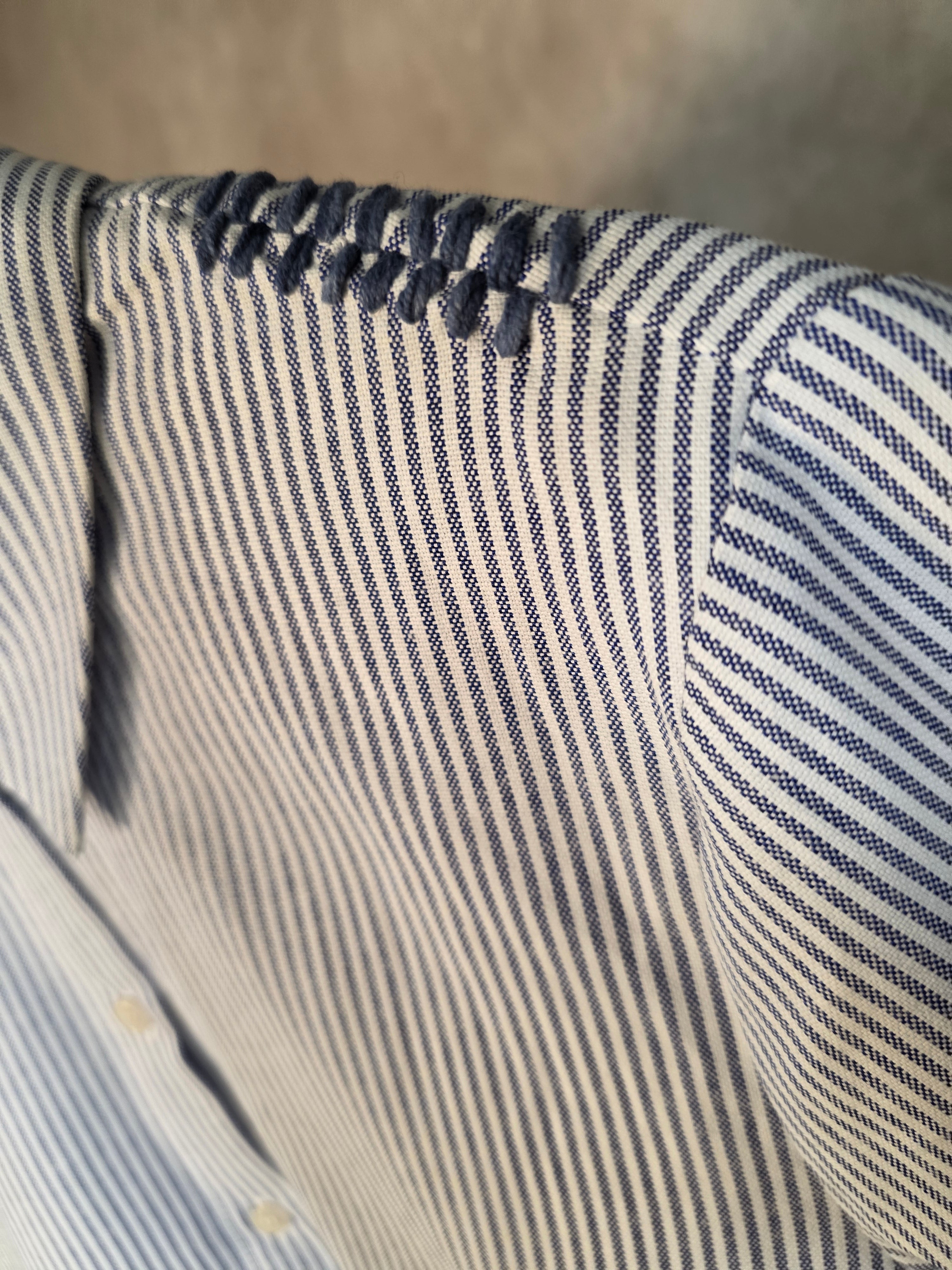 Camicia con bordo decorato in pizzo bianco