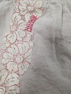 Shorts con delicati ricami floreali e bordo in pizzo sangallo