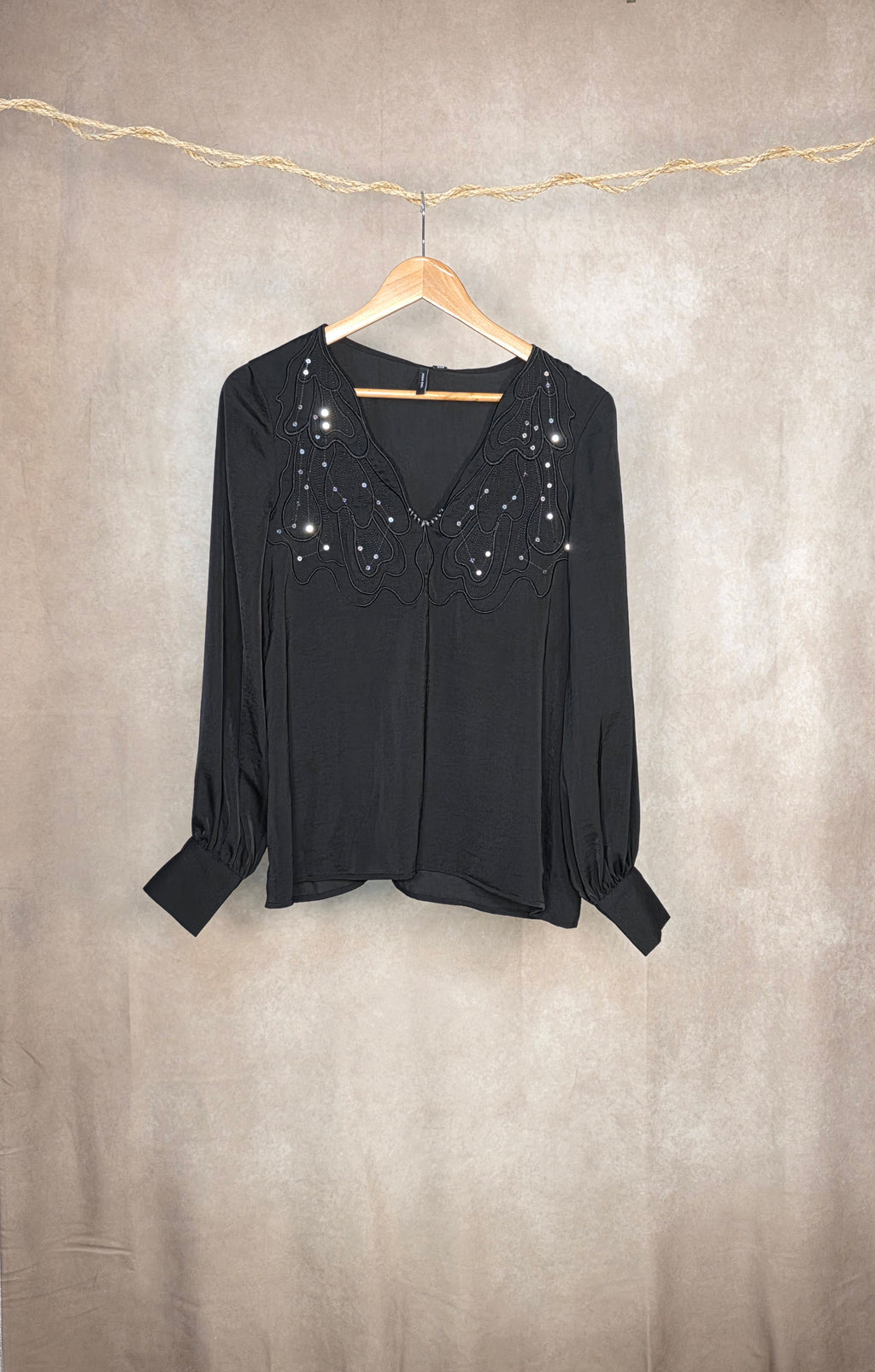 Camicia con scollo decorato da micropaillettes