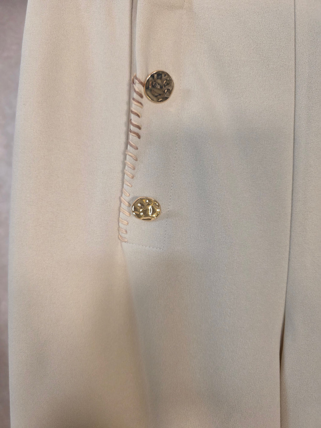 Pantaloni a Vita Alta con Bottoni Decorativi