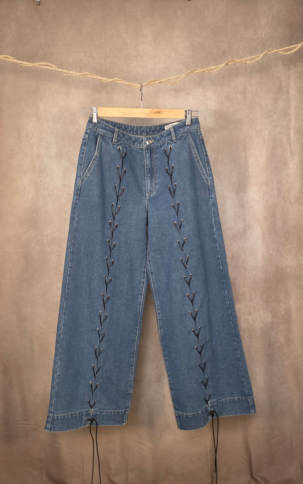 Jeans a gamba larga con lacci intrecciati
